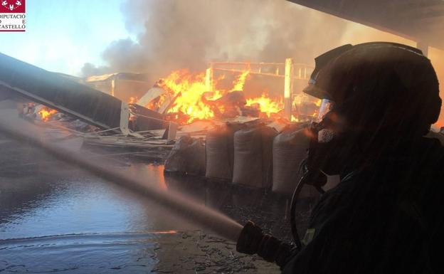 Controlado el incendio de una fábrica de madera de la Vall d'Alba