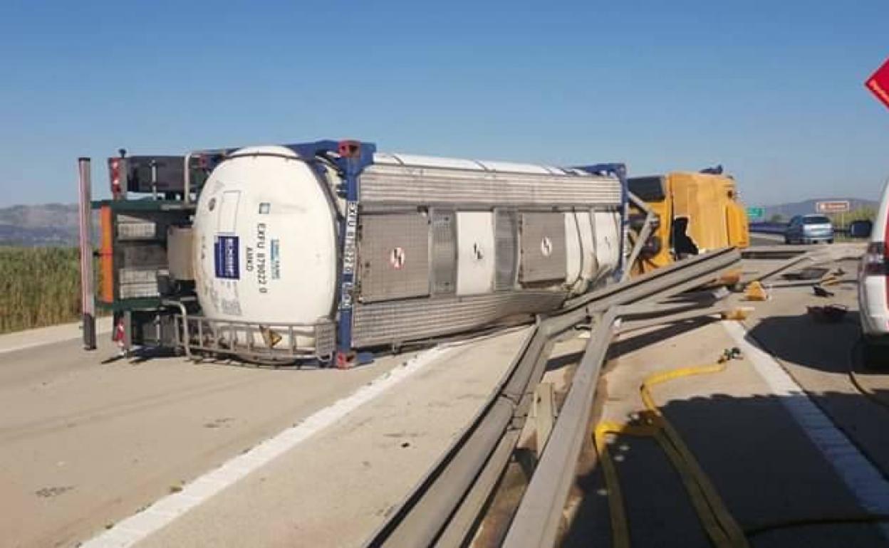 Imagen del camión cisterna volcado en la AP7.