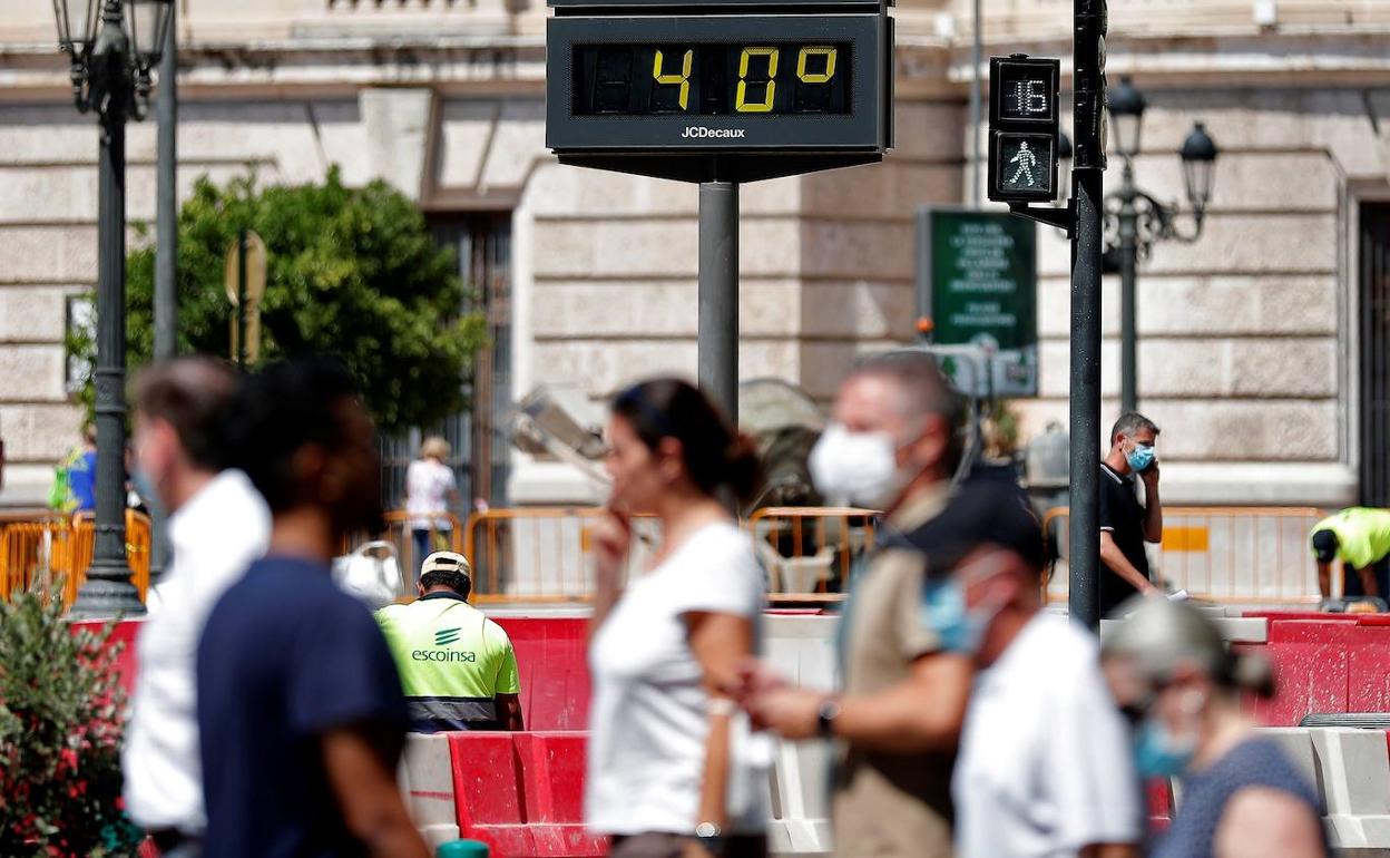 Termómetros reflejan la subida de las temperaturas este lunes en el centro de Valencia. 