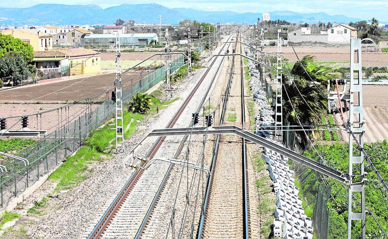 Traviesas apiladas en un tramos del corredor mediterráneo. 