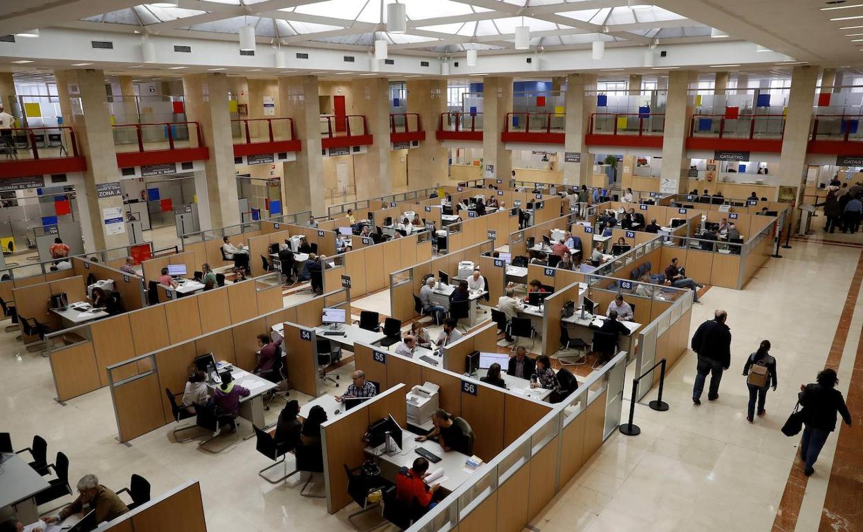 Foto de archivo de funcionarios trabajando en Valencia. 