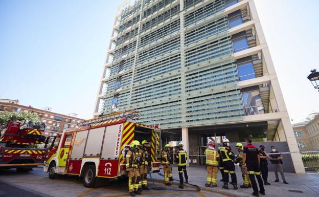 Desalojada la Torre 3 de la Ciudad Administrativa 9 d'Octubre de Valencia por un incendio