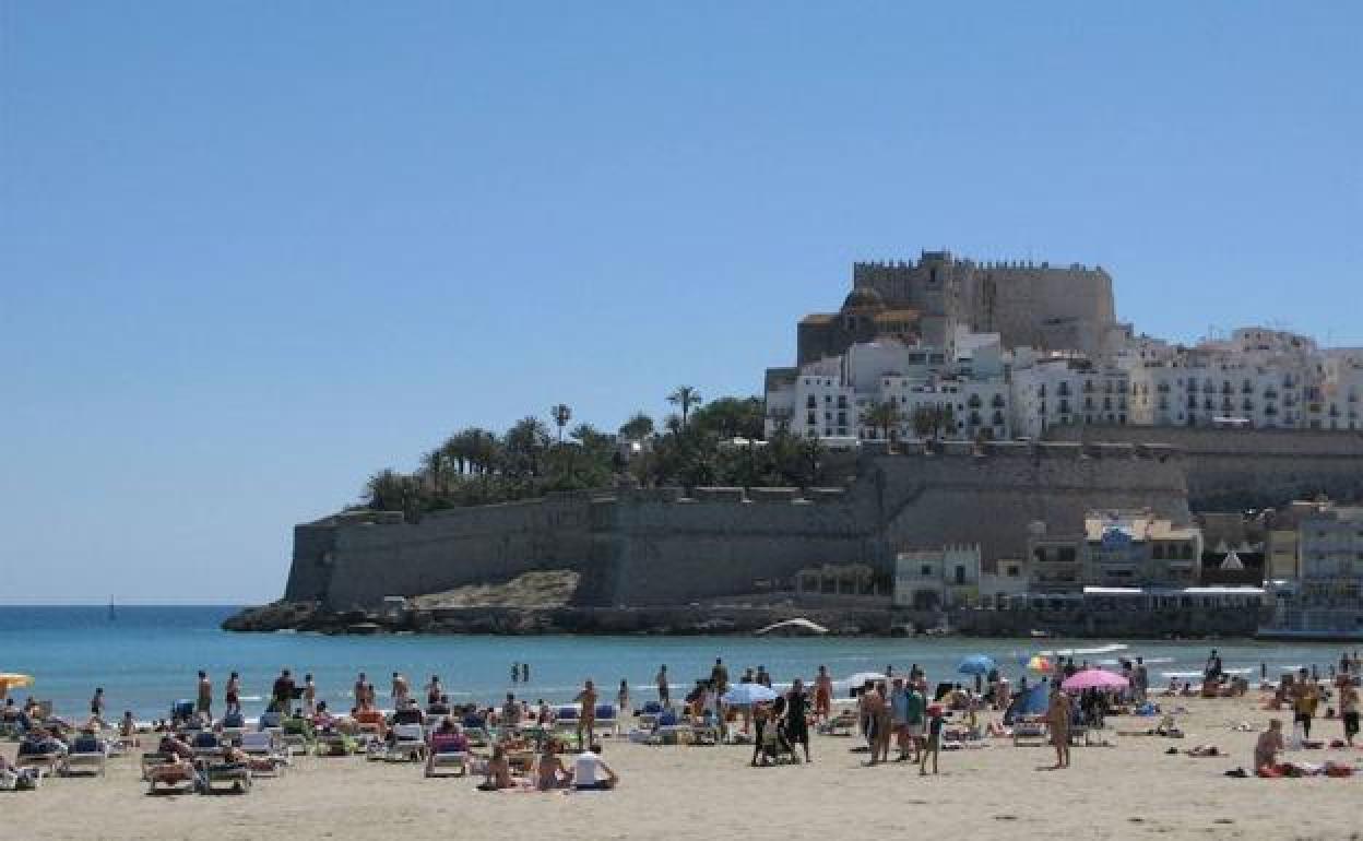 Imagen de archivo de la playa Norte de Peñíscola.