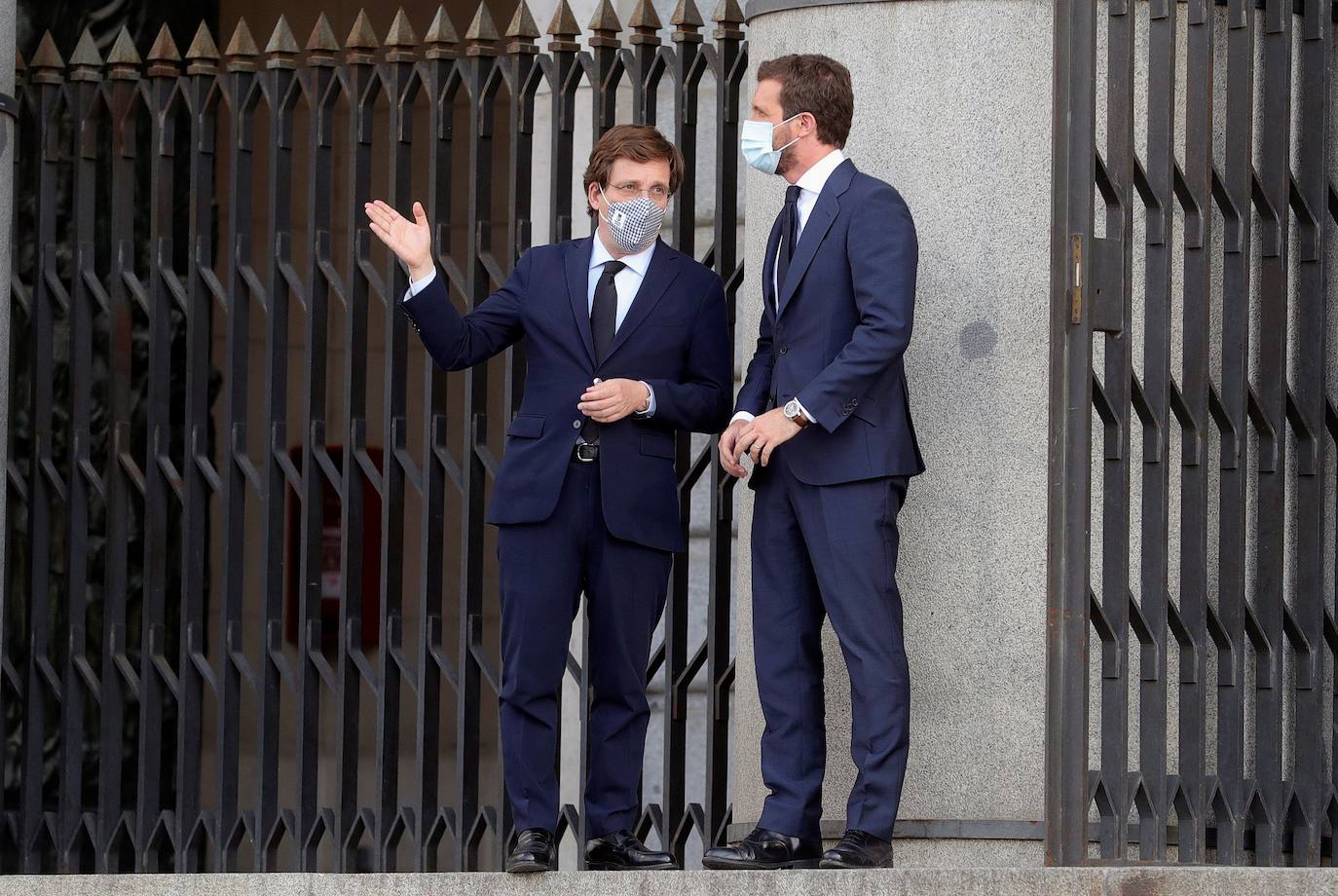 Los reyes, sus hijas, la vicepresidenta del Gobierno Carmen Calvo y representantes de otras instituciones del Estado y de partidos políticos asisten al funeral por las víctimas del coronavirus que se celebra en la catedral madrileña de La Almudena organizado por la Conferencia Episcopal.