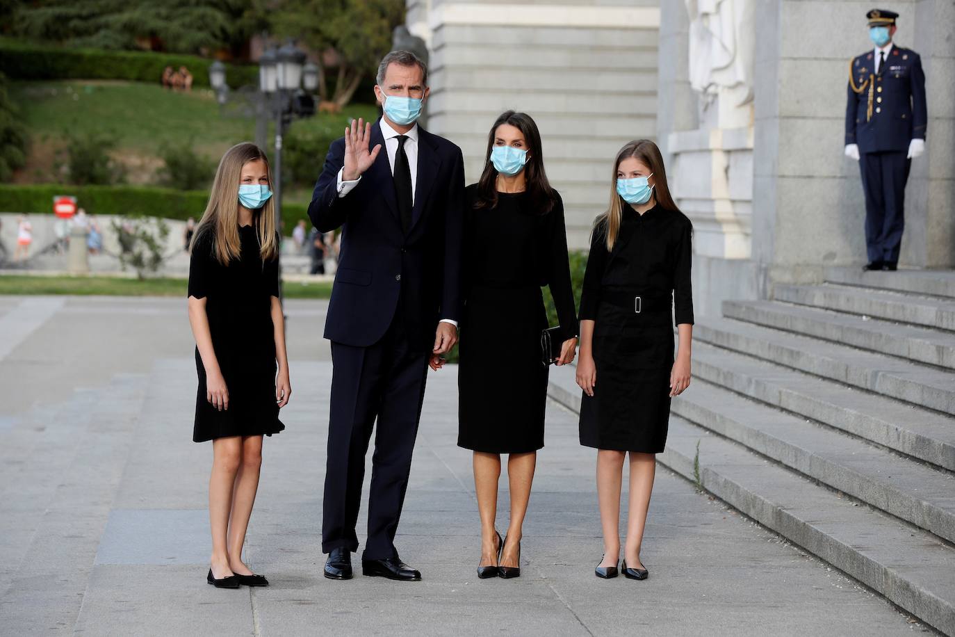 Los reyes, sus hijas, la vicepresidenta del Gobierno Carmen Calvo y representantes de otras instituciones del Estado y de partidos políticos asisten al funeral por las víctimas del coronavirus que se celebra en la catedral madrileña de La Almudena organizado por la Conferencia Episcopal.