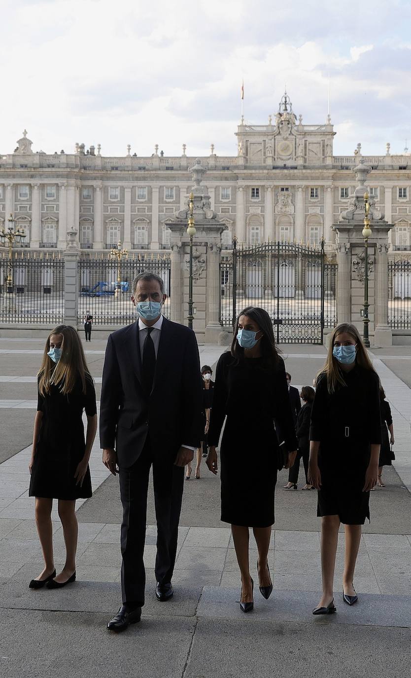 Los reyes, sus hijas, la vicepresidenta del Gobierno Carmen Calvo y representantes de otras instituciones del Estado y de partidos políticos asisten al funeral por las víctimas del coronavirus que se celebra en la catedral madrileña de La Almudena organizado por la Conferencia Episcopal.