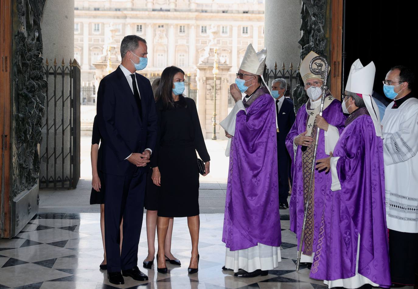 Los reyes, sus hijas, la vicepresidenta del Gobierno Carmen Calvo y representantes de otras instituciones del Estado y de partidos políticos asisten al funeral por las víctimas del coronavirus que se celebra en la catedral madrileña de La Almudena organizado por la Conferencia Episcopal.