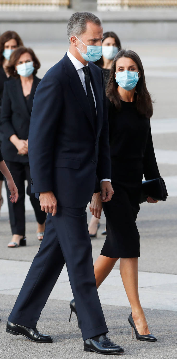 Los reyes, sus hijas, la vicepresidenta del Gobierno Carmen Calvo y representantes de otras instituciones del Estado y de partidos políticos asisten al funeral por las víctimas del coronavirus que se celebra en la catedral madrileña de La Almudena organizado por la Conferencia Episcopal.