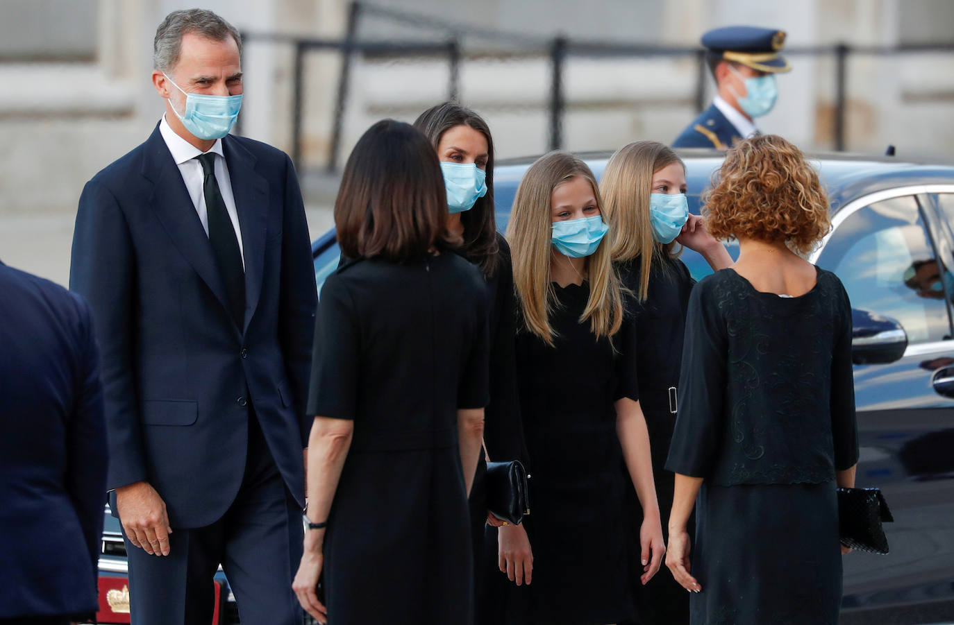 Los reyes, sus hijas, la vicepresidenta del Gobierno Carmen Calvo y representantes de otras instituciones del Estado y de partidos políticos asisten al funeral por las víctimas del coronavirus que se celebra en la catedral madrileña de La Almudena organizado por la Conferencia Episcopal.