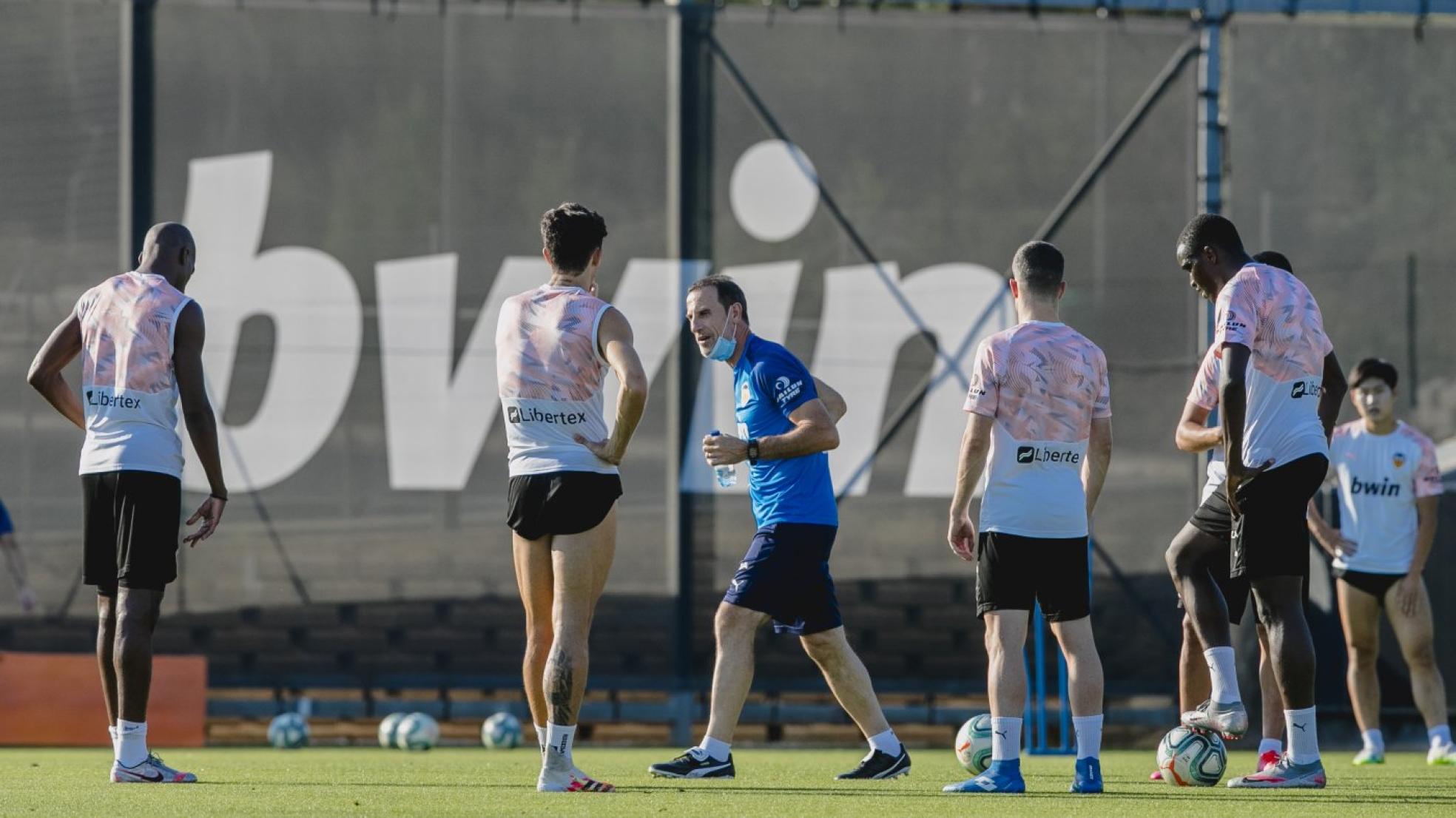 p
Último ensayo.
Voro, en el entrenamiento de ayer por la tarde, dando instrucciones a los jugadores. vcf