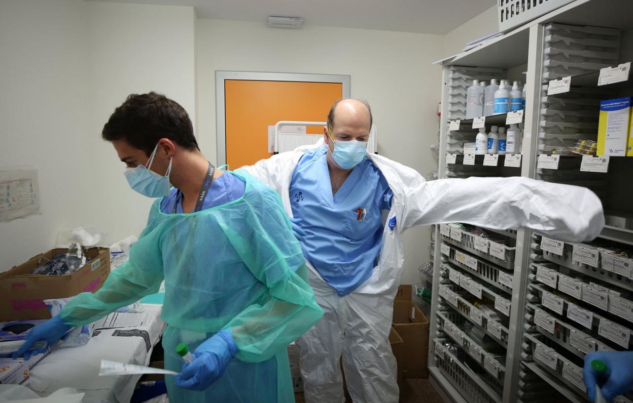 Dos médicos se preparan para la atención de pacientes. txema rodríguez