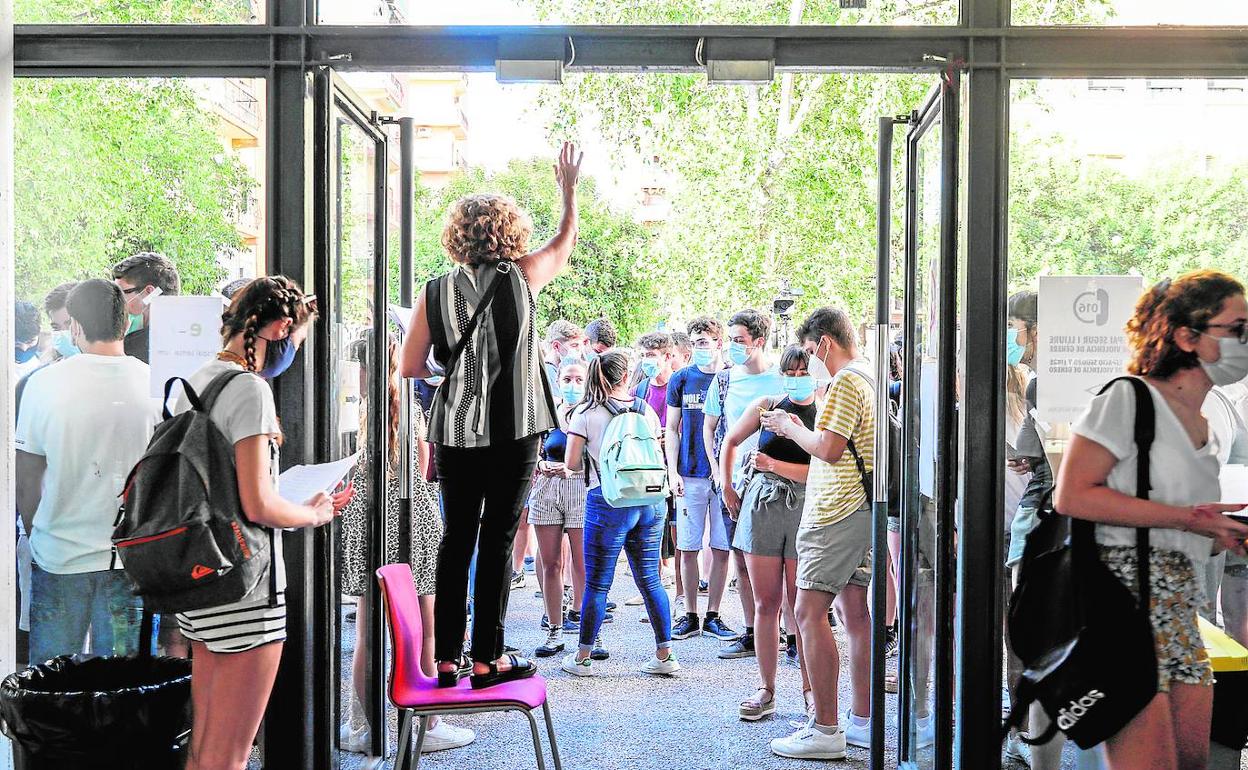 Alumnos en la entrada del IES Benlliure antes de acceder a las aulas asignadas. 