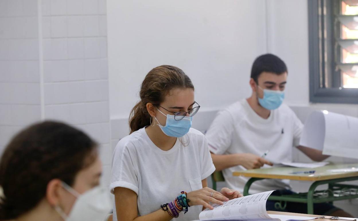 Alumnos durante las pruebas de selectividad. 