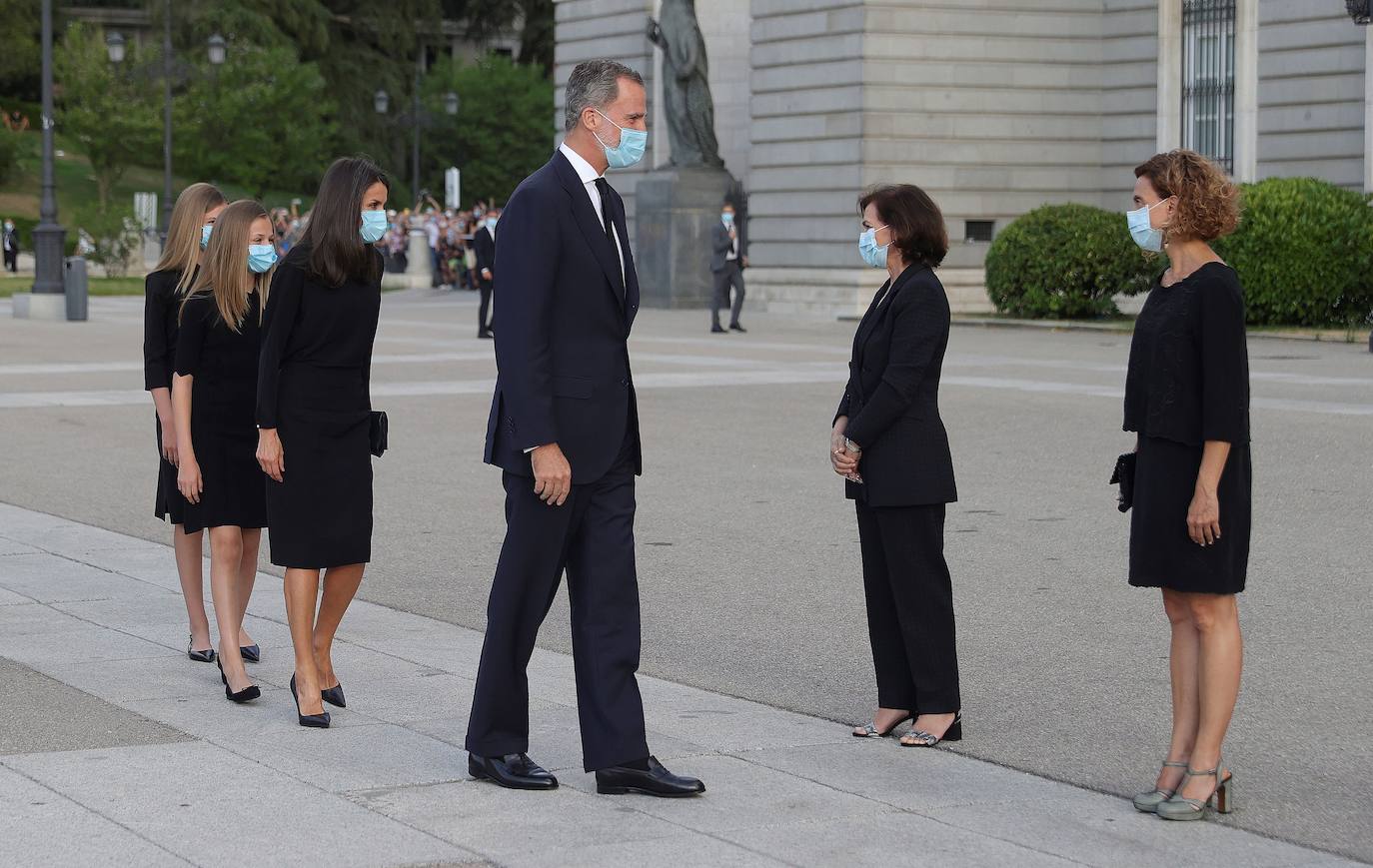 Los reyes, sus hijas, la vicepresidenta del Gobierno Carmen Calvo y representantes de otras instituciones del Estado y de partidos políticos asisten al funeral por las víctimas del coronavirus que se celebra en la catedral madrileña de La Almudena organizado por la Conferencia Episcopal.