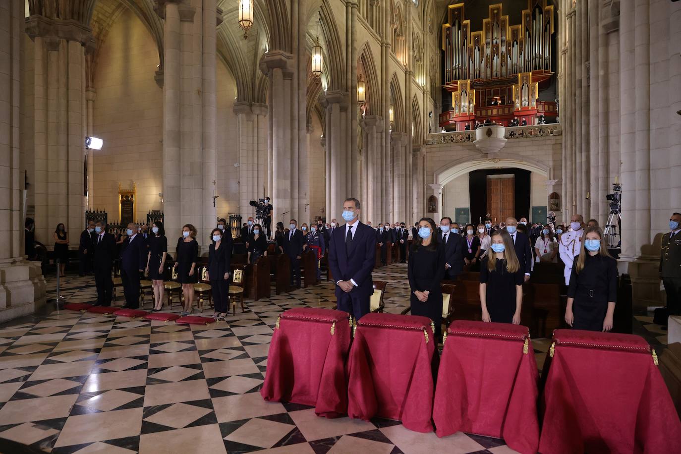 Los reyes, sus hijas, la vicepresidenta del Gobierno Carmen Calvo y representantes de otras instituciones del Estado y de partidos políticos asisten al funeral por las víctimas del coronavirus que se celebra en la catedral madrileña de La Almudena organizado por la Conferencia Episcopal.