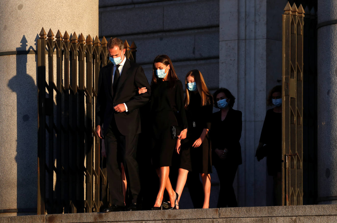 Los reyes, sus hijas, la vicepresidenta del Gobierno Carmen Calvo y representantes de otras instituciones del Estado y de partidos políticos asisten al funeral por las víctimas del coronavirus que se celebra en la catedral madrileña de La Almudena organizado por la Conferencia Episcopal.