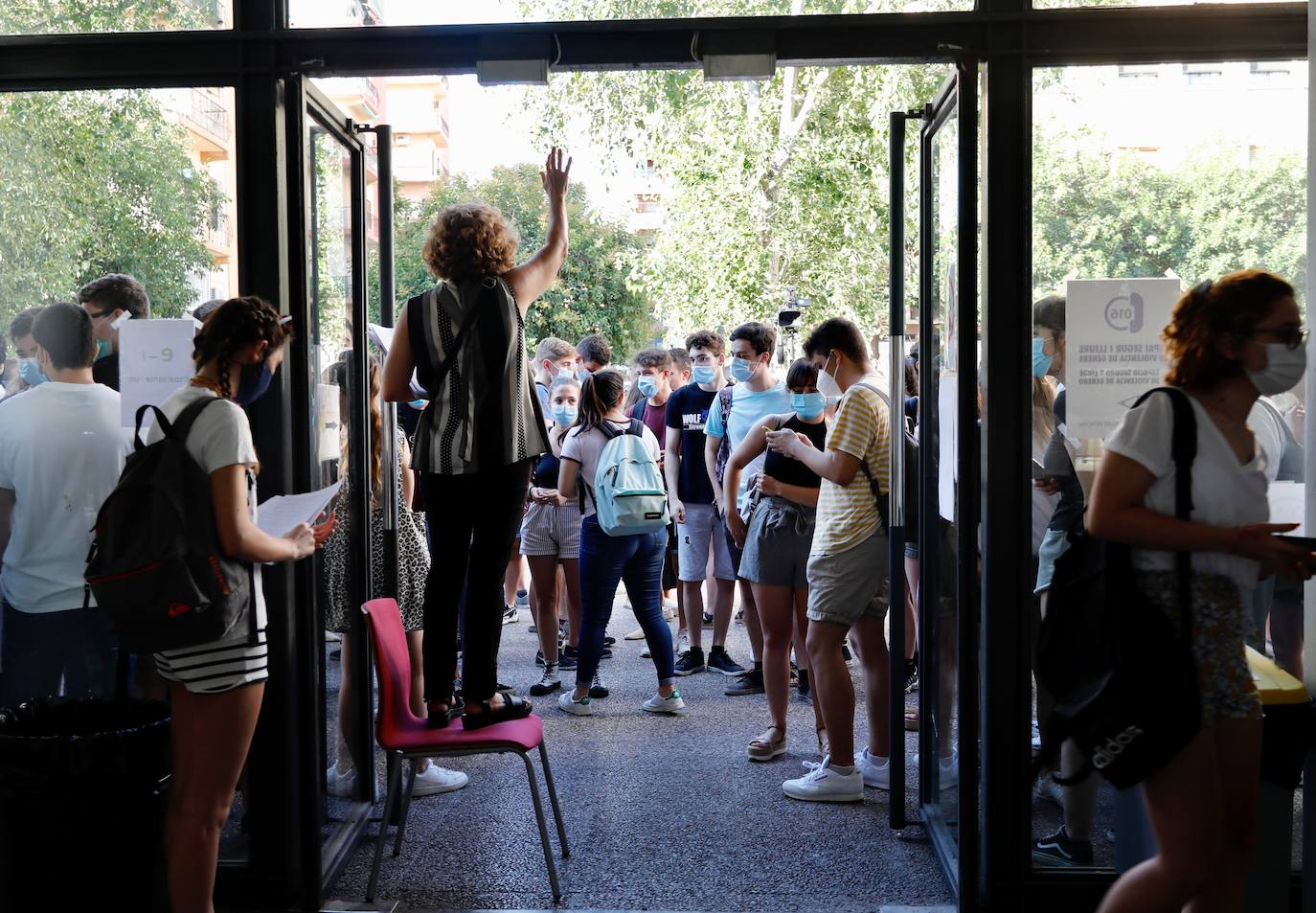 La selectividad de la pandemia ha arrancado este martes 7 de julio. Cerca de 24.000 estudiantes, contando la fase obligatoria y la voluntaria, estaban llamados a participar en unas pruebas que llegan un mes más tarde de lo habitual. Esta vez, el examen de acceso a la universidad no se realiza en las universidades valencianas, sino en centros de Bachillerato, con pocos alumnos en cada aula y manteniendo las distancias. Las mascarillas son obligatorias excepto en el momento de realización de la prueba. 