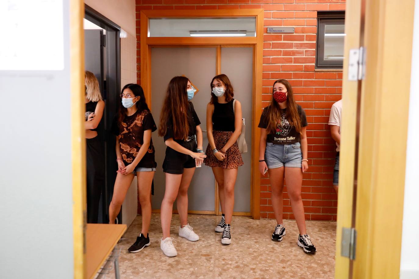 La selectividad de la pandemia ha arrancado este martes 7 de julio. Cerca de 24.000 estudiantes, contando la fase obligatoria y la voluntaria, estaban llamados a participar en unas pruebas que llegan un mes más tarde de lo habitual. Esta vez, el examen de acceso a la universidad no se realiza en las universidades valencianas, sino en centros de Bachillerato, con pocos alumnos en cada aula y manteniendo las distancias. Las mascarillas son obligatorias excepto en el momento de realización de la prueba. 