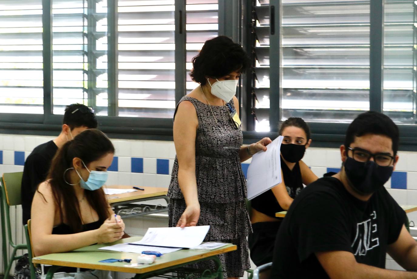 La selectividad de la pandemia ha arrancado este martes 7 de julio. Cerca de 24.000 estudiantes, contando la fase obligatoria y la voluntaria, estaban llamados a participar en unas pruebas que llegan un mes más tarde de lo habitual. Esta vez, el examen de acceso a la universidad no se realiza en las universidades valencianas, sino en centros de Bachillerato, con pocos alumnos en cada aula y manteniendo las distancias. Las mascarillas son obligatorias excepto en el momento de realización de la prueba. 