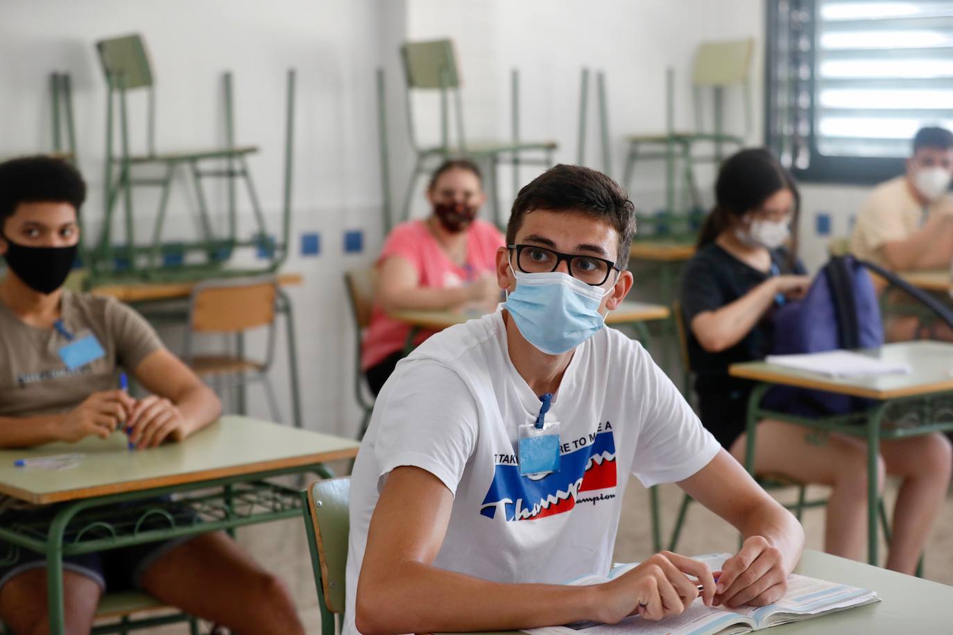 La selectividad de la pandemia ha arrancado este martes 7 de julio. Cerca de 24.000 estudiantes, contando la fase obligatoria y la voluntaria, estaban llamados a participar en unas pruebas que llegan un mes más tarde de lo habitual. Esta vez, el examen de acceso a la universidad no se realiza en las universidades valencianas, sino en centros de Bachillerato, con pocos alumnos en cada aula y manteniendo las distancias. Las mascarillas son obligatorias excepto en el momento de realización de la prueba. 