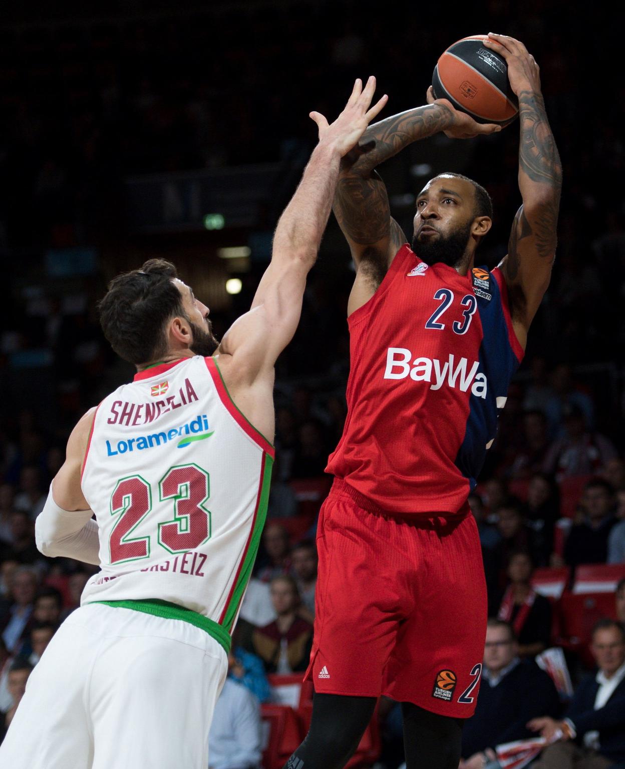 Derrick Williams lanza a canasta ante Tornike Shengelia. efe