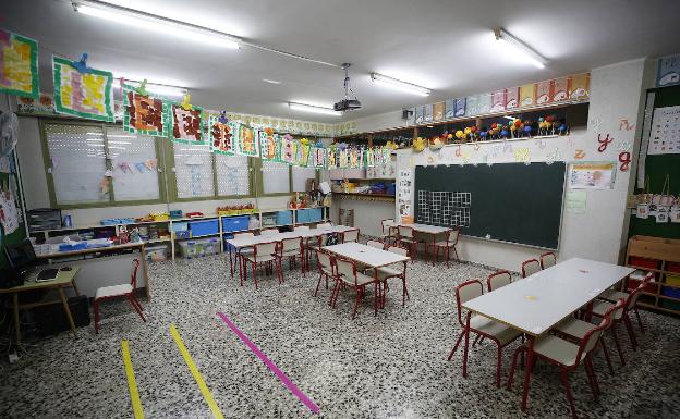 Aula vacía de un colegio valenciano durante el periodo de suspensión de las clases. 