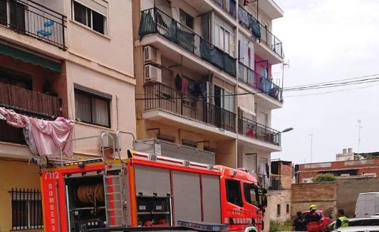 Los bomberos actúan en el incendio de la vivienda. 