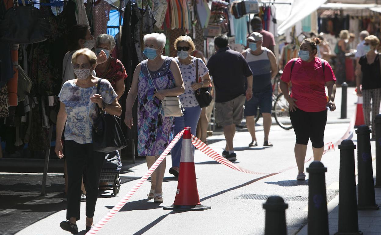 El mercadillo de Ruzafa, con carriles separados y compradores con mascarillas. 