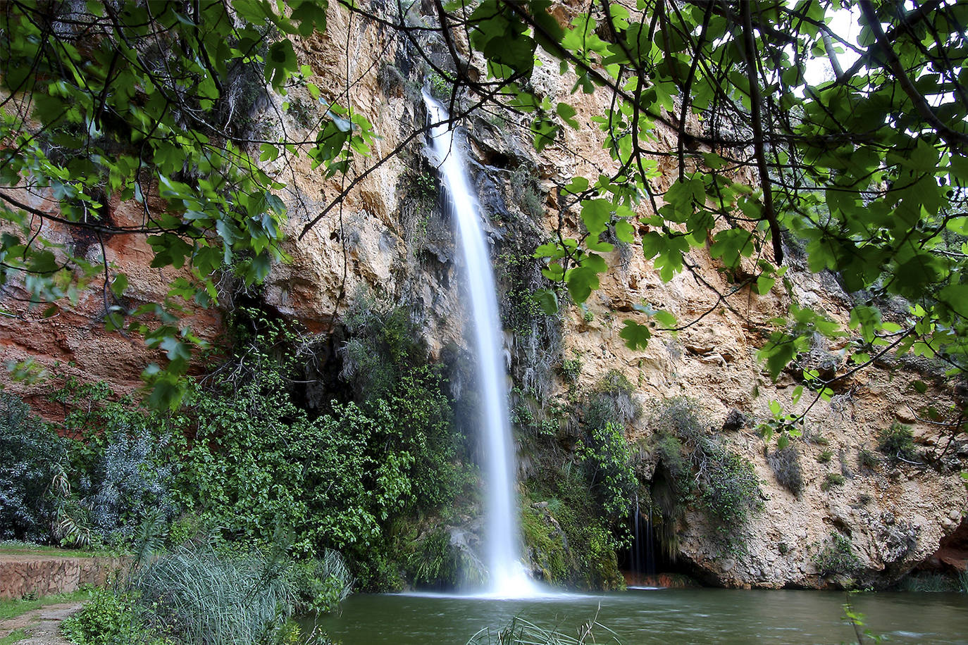 Cueva del Turche, Buñol (Valencia). Junto a la cascada central que se precipita desde lo alto de la pared de rocas se encuentran los merenderos. La cueva del Turche es un entorno ideal para aliviar el calor, ya que este espacio natural cuenta con un lago para refrescarse en los días más calurosos. 