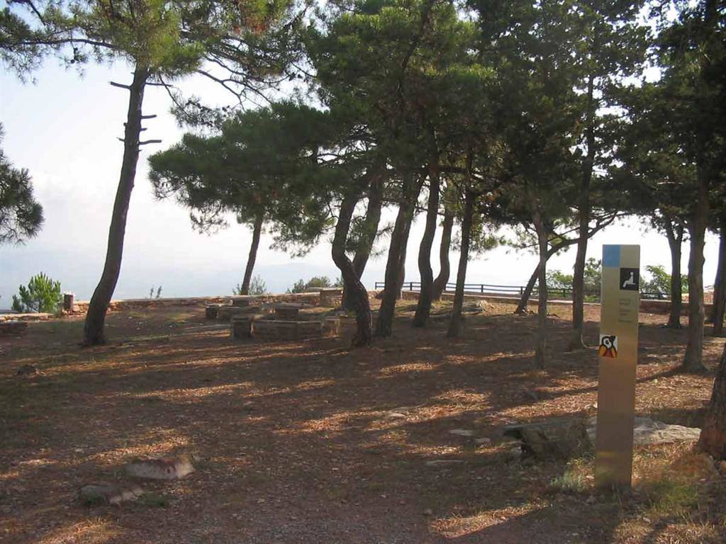 Garbí, Estivella (Valencia). La montaña del Garbí es el punto ideal para ver el litoral levantino. A él se puede acceder tanto en coche, bicicleta, moto y andando. Cerca del mirador, los excursionistas pueden reposar en el merendero de la Ermita del Garbí y disfrutar de las espectaculares vistas desde las que se observa el Parque Nacional de la Sierra de Espadán y el Valle del Palancia y el mar Mediterráneo.