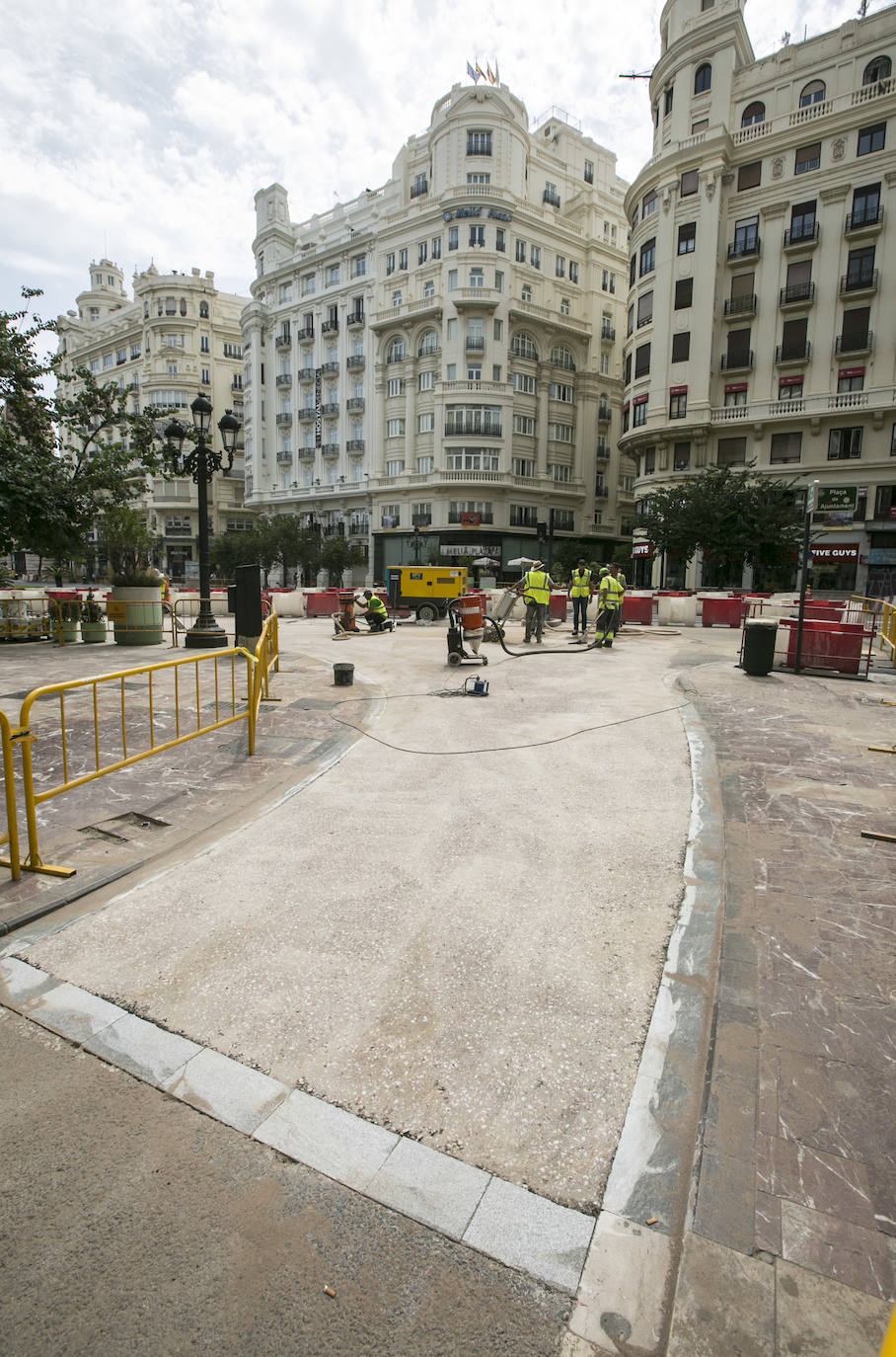 En la zona próxima a la calle Barcelonina, como se observa en la imagen, la contrata de asfaltado ha comenzado ya a aplicar el acabado del nuevo pavimento de la plaza del Ayuntamiento, que quedará de color rojizo para igualarlo con las aceras y distinguir las nuevas zonas peatonales de la parte que quedará abiertas al tráfico. La última capa será una resina antideslizante que además ayudará a fijar el tono con el pulimentado de los áridos mezclados con el aglomerado.