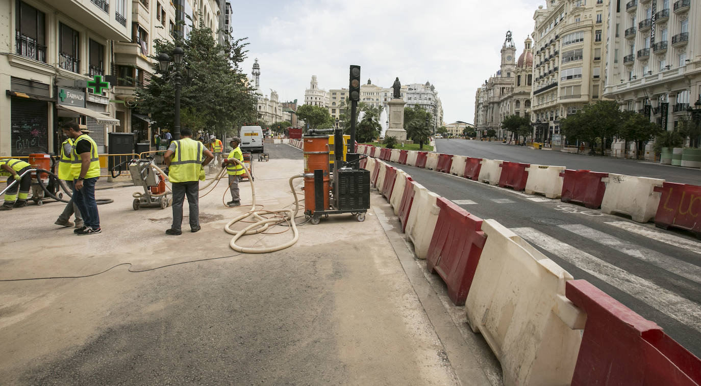 En la zona próxima a la calle Barcelonina, como se observa en la imagen, la contrata de asfaltado ha comenzado ya a aplicar el acabado del nuevo pavimento de la plaza del Ayuntamiento, que quedará de color rojizo para igualarlo con las aceras y distinguir las nuevas zonas peatonales de la parte que quedará abiertas al tráfico. La última capa será una resina antideslizante que además ayudará a fijar el tono con el pulimentado de los áridos mezclados con el aglomerado.