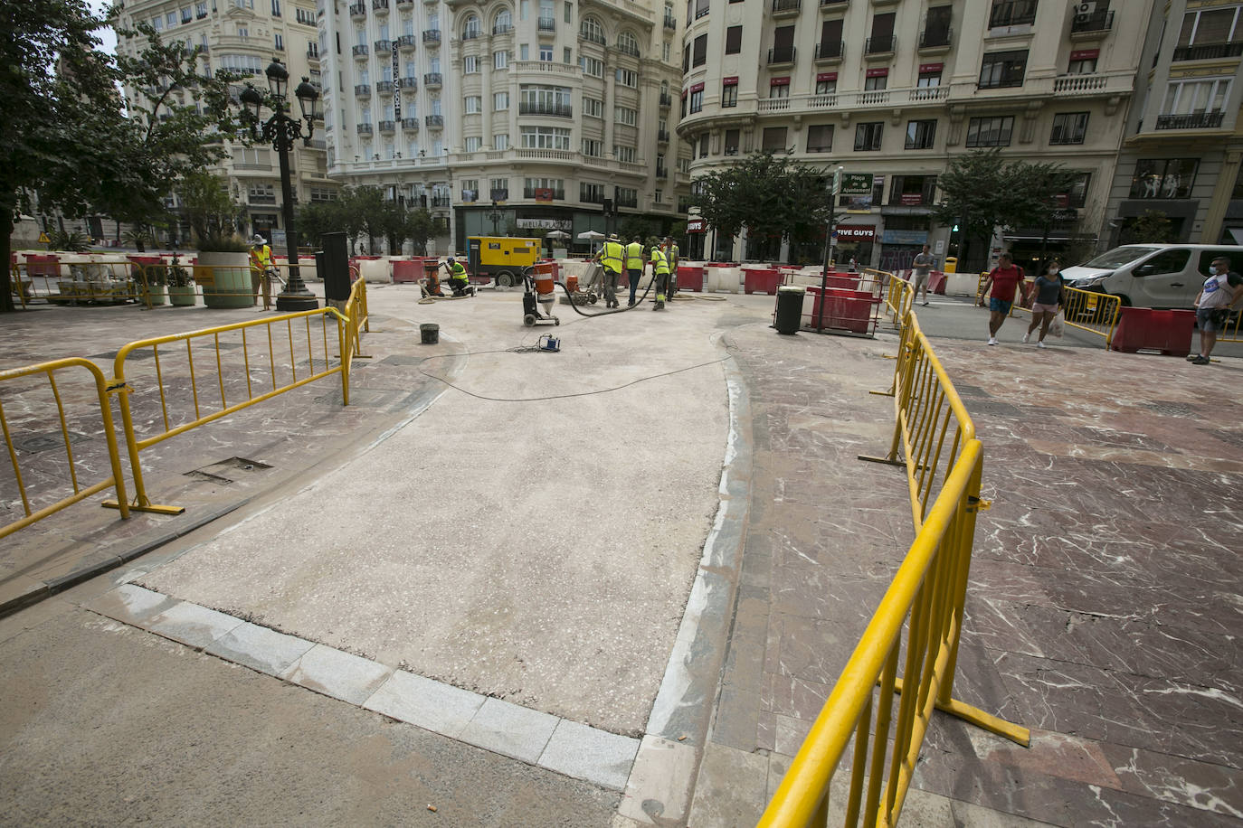 En la zona próxima a la calle Barcelonina, como se observa en la imagen, la contrata de asfaltado ha comenzado ya a aplicar el acabado del nuevo pavimento de la plaza del Ayuntamiento, que quedará de color rojizo para igualarlo con las aceras y distinguir las nuevas zonas peatonales de la parte que quedará abiertas al tráfico. La última capa será una resina antideslizante que además ayudará a fijar el tono con el pulimentado de los áridos mezclados con el aglomerado.