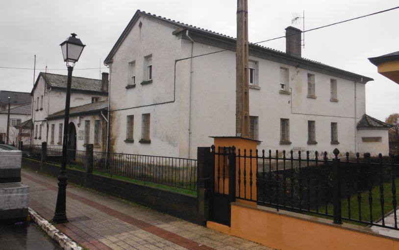 A POBRA DE BROLLÓN (LUGO) - Por 155.095 euros se puede comprar la antigua casa-cuartel de este pueblo gallego. Se encuentra situado en una parcela de 1.600 metros cuadrados y de construcción son 644 metros cuadrados. Según consta en la página web de GIESE el futuro uso está "a verificar por los interesados en el Ayuntamiento".