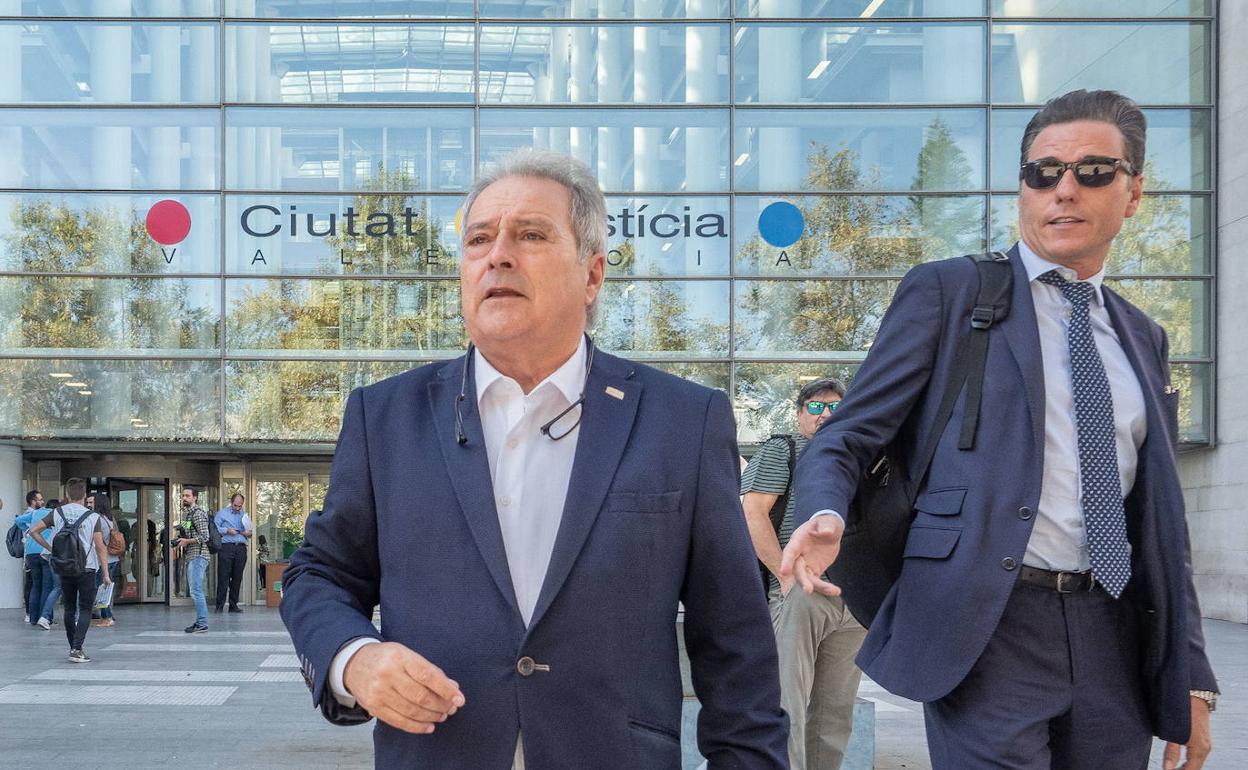 Alfonso Rus, en la puerta de la Ciudad de la Justicia junto a su abogado. 