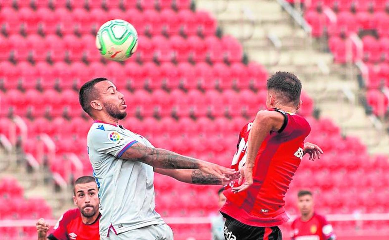 Vezo cabecea ante Budimir en el partido del jueves.