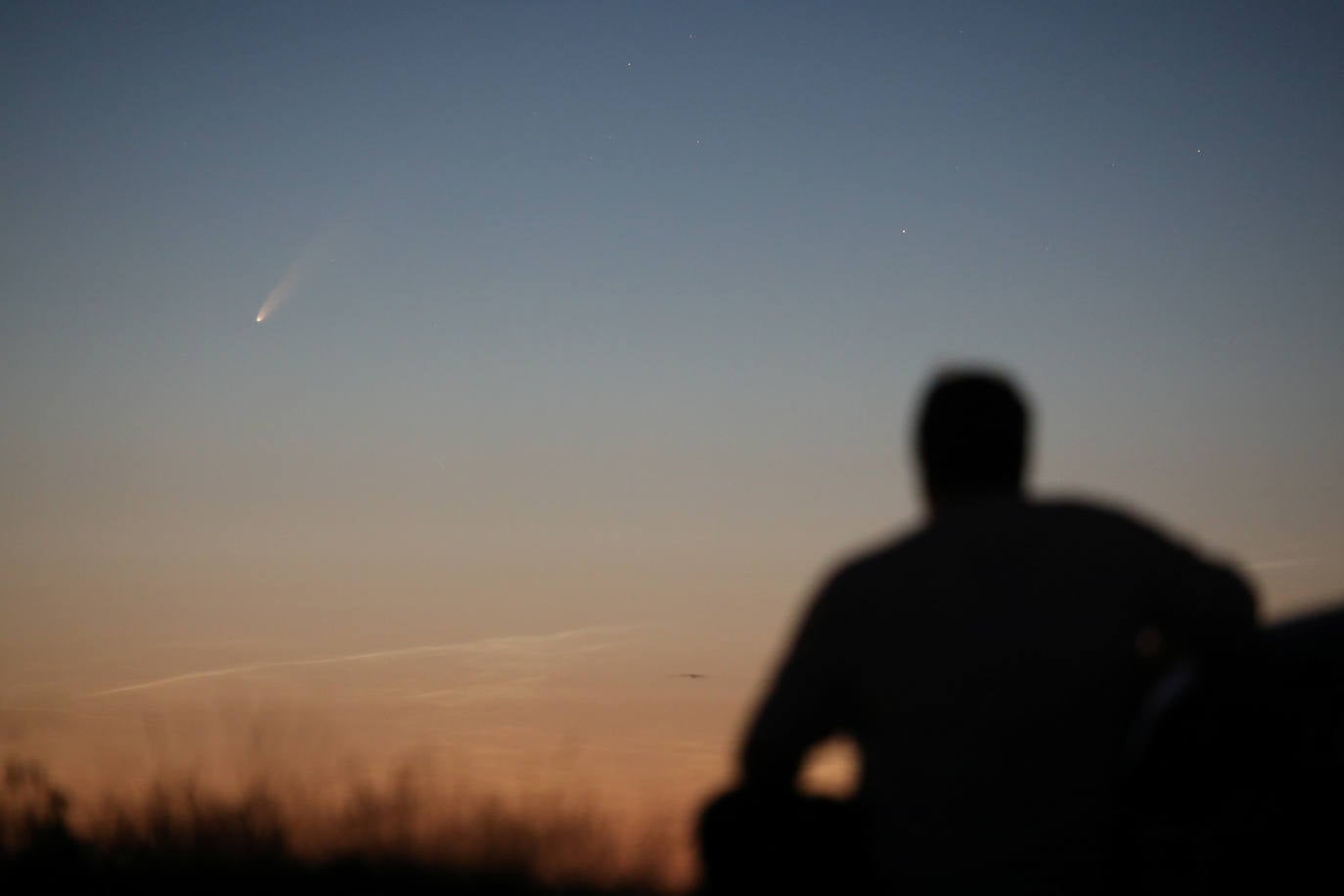 El cometa Neowise, «de una belleza extrema», puede ya observarse en el cielo del amanecer. Un espectáculo del que se puede disfrutar a simple vista hasta mediados de mes mirando en dirección noreste, aunque es mejor si se usa unos prismáticos. Desde la península Ibérica se verá en pleno amanecer, a partir de las 05.00 horas y hasta poco antes de la salida el Sol. Aunque se puede observar a simple vista, el astrofísico Josep Maria Trigo, del Instituto de Ciencias del Espacio del CSIC y del Instituto de Estudios Espaciales de Cataluña recomienda unos prismáticos lo más luminosos posible.