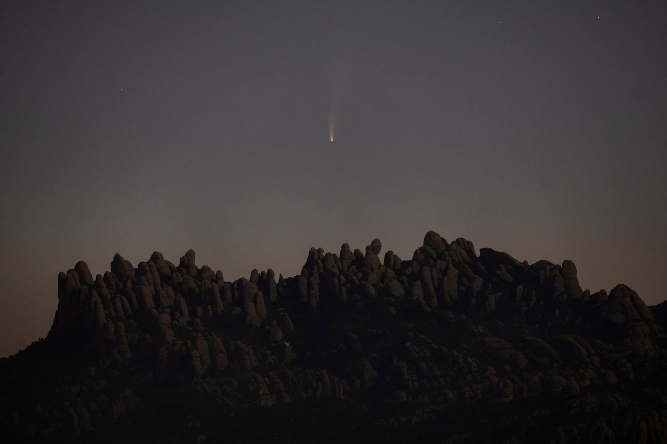 El cometa Neowise, «de una belleza extrema», puede ya observarse en el cielo del amanecer. Un espectáculo del que se puede disfrutar a simple vista hasta mediados de mes mirando en dirección noreste, aunque es mejor si se usa unos prismáticos. Desde la península Ibérica se verá en pleno amanecer, a partir de las 05.00 horas y hasta poco antes de la salida el Sol. Aunque se puede observar a simple vista, el astrofísico Josep Maria Trigo, del Instituto de Ciencias del Espacio del CSIC y del Instituto de Estudios Espaciales de Cataluña recomienda unos prismáticos lo más luminosos posible.