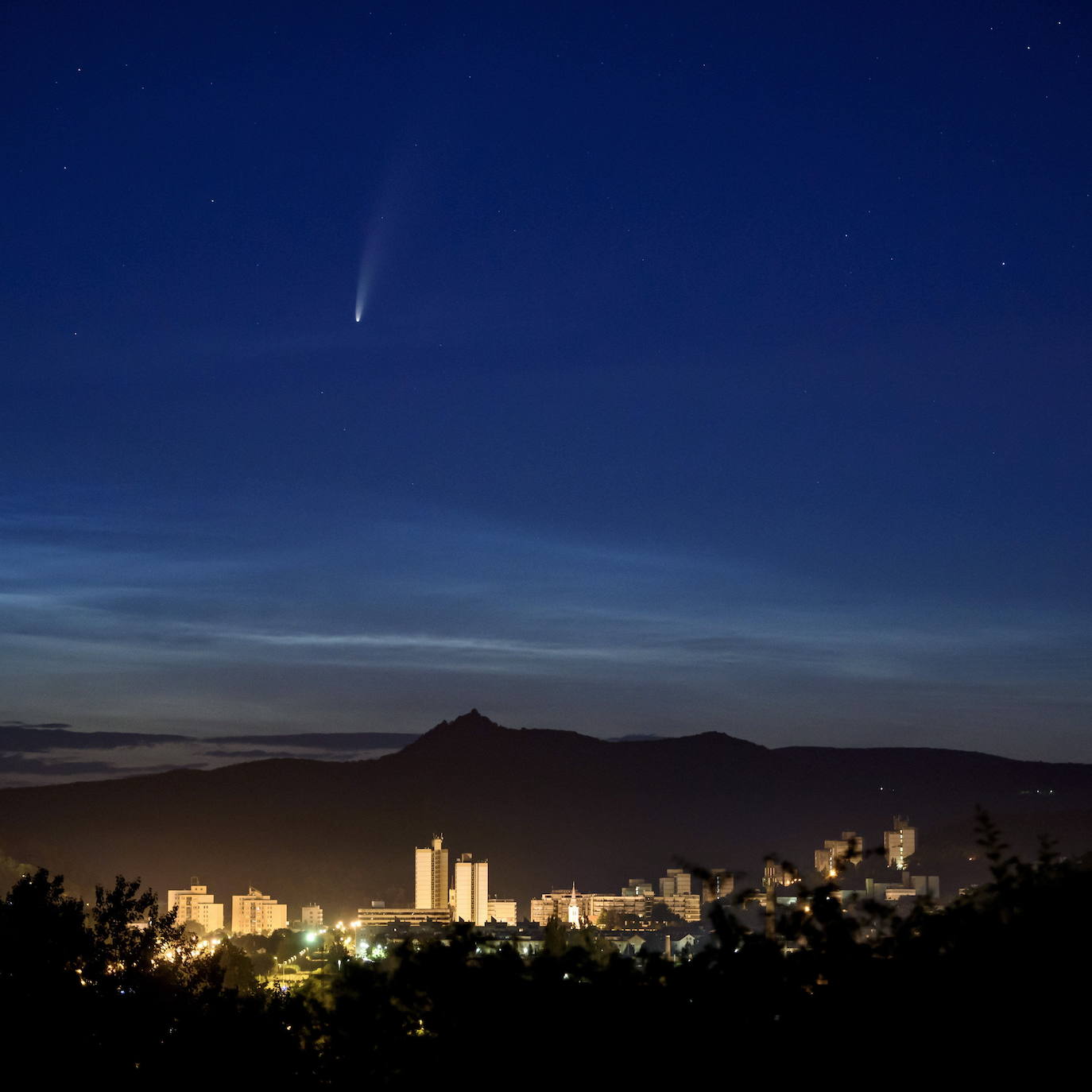 El cometa Neowise, «de una belleza extrema», puede ya observarse en el cielo del amanecer. Un espectáculo del que se puede disfrutar a simple vista hasta mediados de mes mirando en dirección noreste, aunque es mejor si se usa unos prismáticos. Desde la península Ibérica se verá en pleno amanecer, a partir de las 05.00 horas y hasta poco antes de la salida el Sol. Aunque se puede observar a simple vista, el astrofísico Josep Maria Trigo, del Instituto de Ciencias del Espacio del CSIC y del Instituto de Estudios Espaciales de Cataluña recomienda unos prismáticos lo más luminosos posible.