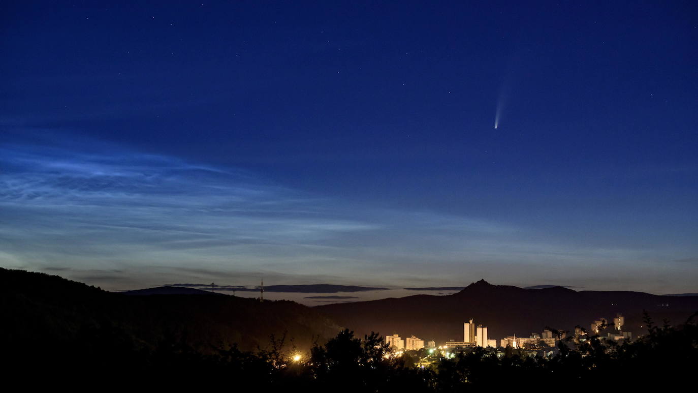 El cometa Neowise, «de una belleza extrema», puede ya observarse en el cielo del amanecer. Un espectáculo del que se puede disfrutar a simple vista hasta mediados de mes mirando en dirección noreste, aunque es mejor si se usa unos prismáticos. Desde la península Ibérica se verá en pleno amanecer, a partir de las 05.00 horas y hasta poco antes de la salida el Sol. Aunque se puede observar a simple vista, el astrofísico Josep Maria Trigo, del Instituto de Ciencias del Espacio del CSIC y del Instituto de Estudios Espaciales de Cataluña recomienda unos prismáticos lo más luminosos posible.