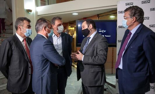 Íñigo Parra, a la derecha, observa al ministro José Luis Ábalos, que conversa con Carlos Bertomeu, Salvador Navarro y Jesús Alonso. 