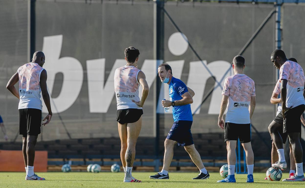 Voro da indicaciones durante un entrenamiento de esta semana. 