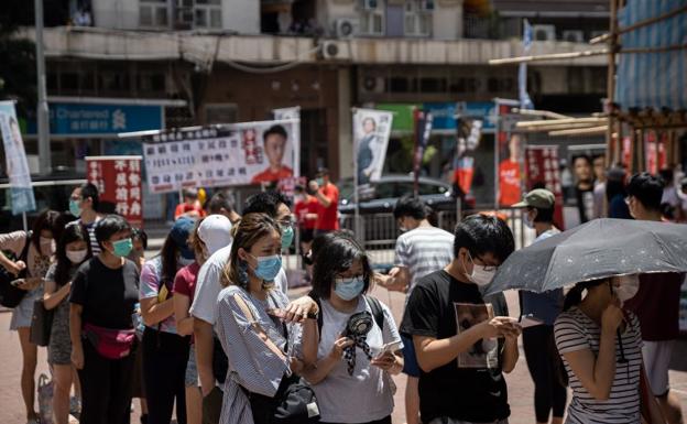 Hong Kong registra la tercera oleada de coronavirus, «la más peligrosa» desde marzo, y aumenta las restricciones