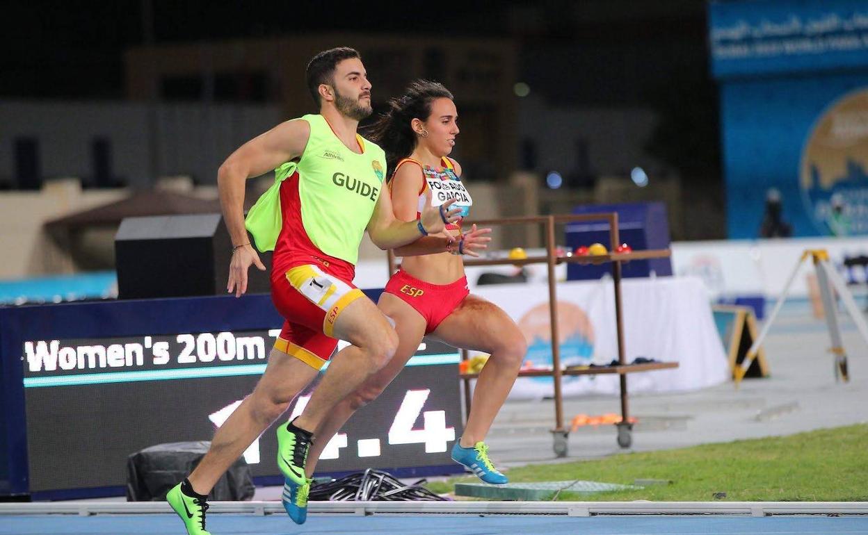 Nagore junto a su guía, Joan Raga, en el mundial de Suiza donde  logró sendos oros en 100 y 200 metros. 