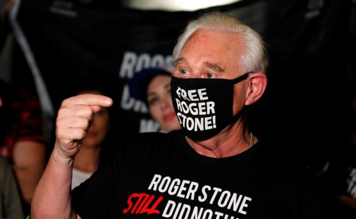 Trump Conmuta La Pena De Cárcel De Su Excolaborador Roger Stone | Las ...