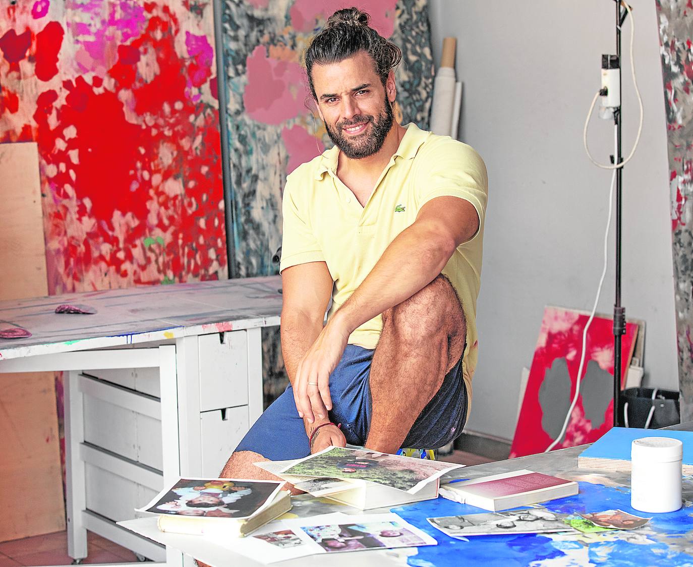 Creció rodeado de pinturas e integrado en una gran familia donde siempre se fomentó la creatividad. La infancia del artista sabe al arroz con leche de su abuela y huele a las hojas de limonero de Gran Canaria.