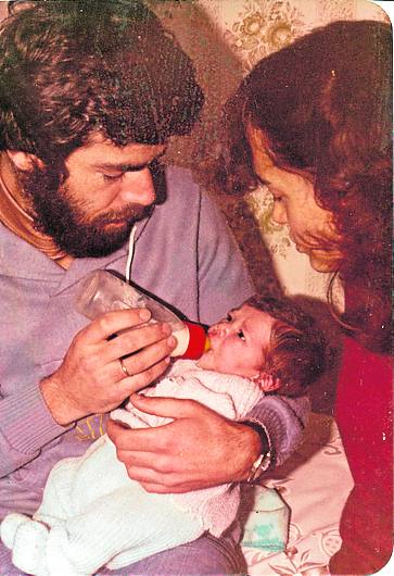 Primer biberón | Con su padre José tomando su primer biberón. «No tengo casi fotos con él, me hizo mucha ilusión ver esta foto, no la recordaba».