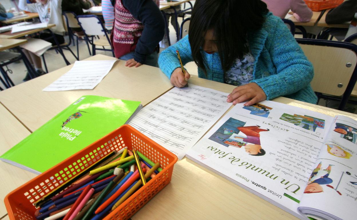 Niños en el interior de un aula. 