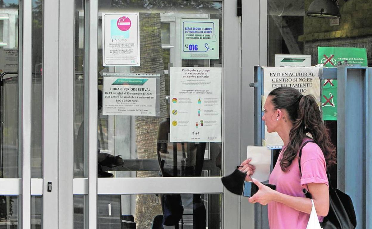 Una usuaria a las puertas de un centro de salud de Valencia, ayer.