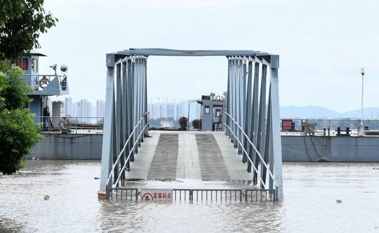 Un área de atraque se ve parcialmente sumergida por la inundación en la orilla del río Yangtze